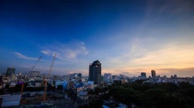 Saigon içinde gökdelenler arasında yoğun trafik