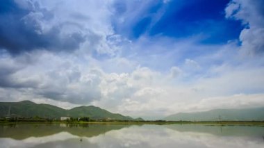 Nehirde yansıyan cumulus bulutları