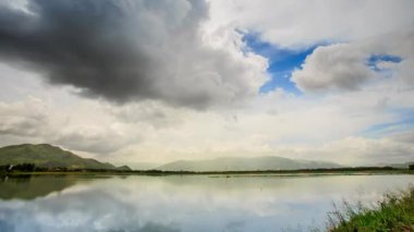 Nehirde yansıyan cumulus bulutları