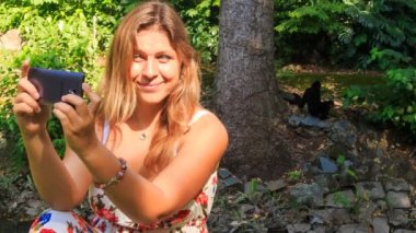 Sarışın kız Selfie maymun karşı yapar 