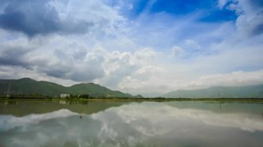 beyaz bulutlar nehirde yansıyan