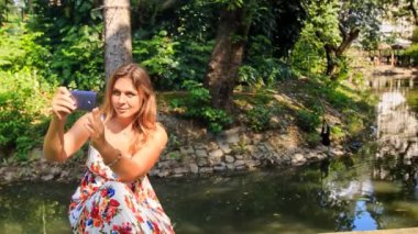 Sarışın kız Selfie yapar 