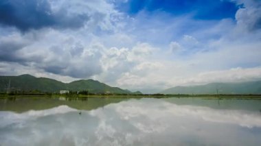 beyaz bulutlar nehirde yansıyan