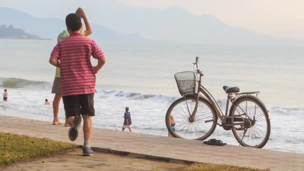 Wietnamski-człowiek robi ćwiczenia na plaży — Wideo stockowe