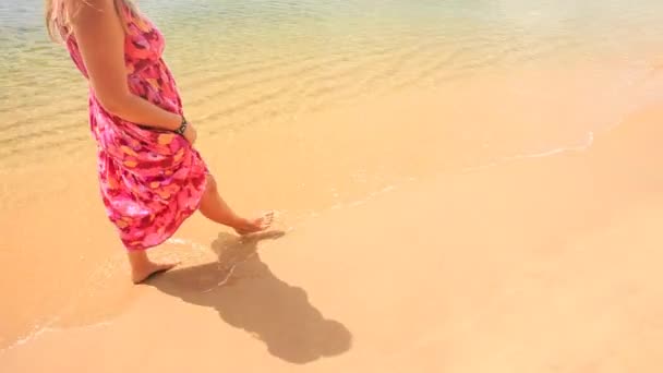 Meisje loopt blootsvoets langs het zandstrand — Stockvideo
