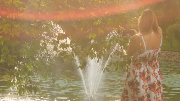 Mädchen macht Fotos von Brunnen — Stockvideo