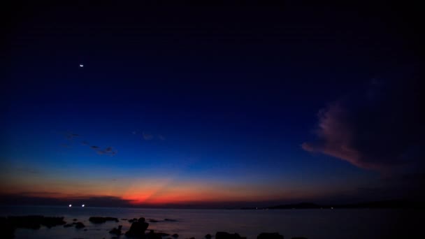 Solnedgång i himlen över azurblå havet — Stockvideo