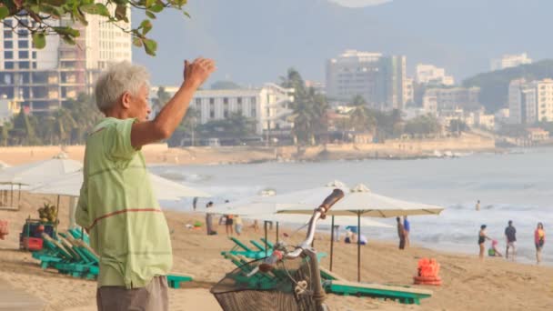 Vietnamese mens doen oefeningen op strand — Stockvideo