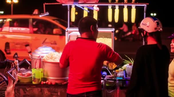 Vietnam erkek sokak gıda satmak — Stok video