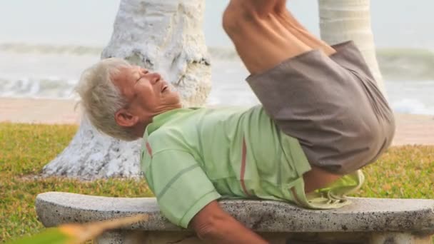 Homem vietnamita faz exercícios matinais — Vídeo de Stock