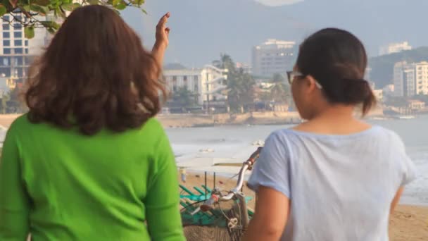 Hombre vietnamita haciendo ejercicios en la playa — Vídeo de stock
