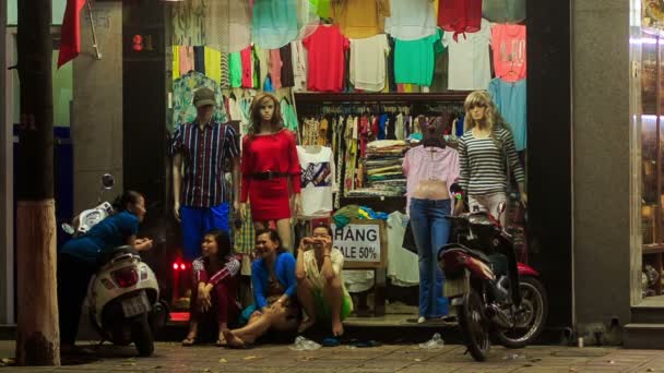 Женщины Вьетнама возле уличного магазина — стоковое видео