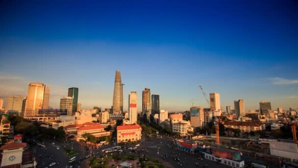 Tráfico ocupado en el centro de la ciudad en Saigón — Vídeo de stock