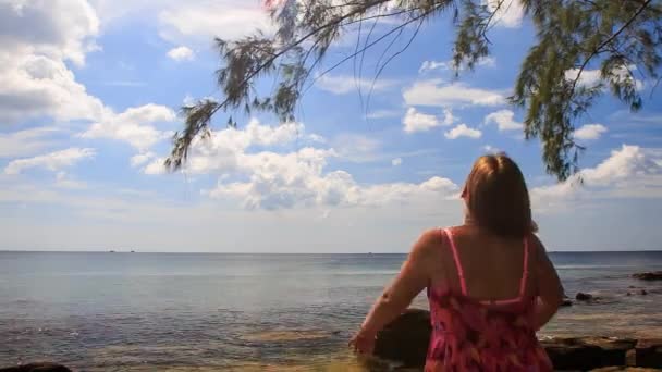 Ξανθό κορίτσι στέκεται στην παραλία — Αρχείο Βίντεο