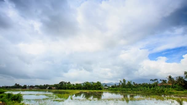 nuages reflétés dans la rivière tranquille 
