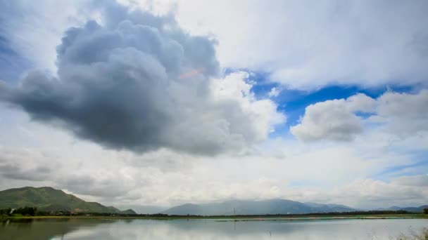 Yeşil tepeler üzerinde bulutlu gökyüzü — Stok video