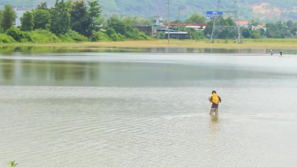 El hombre camina en agua de río — Vídeo de stock