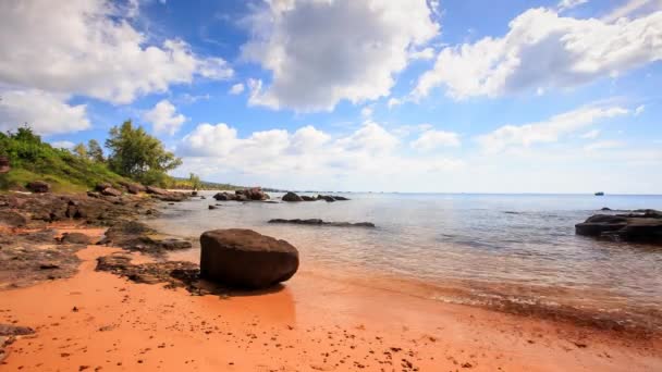 Playa tropical rocosa arenosa — Vídeos de Stock