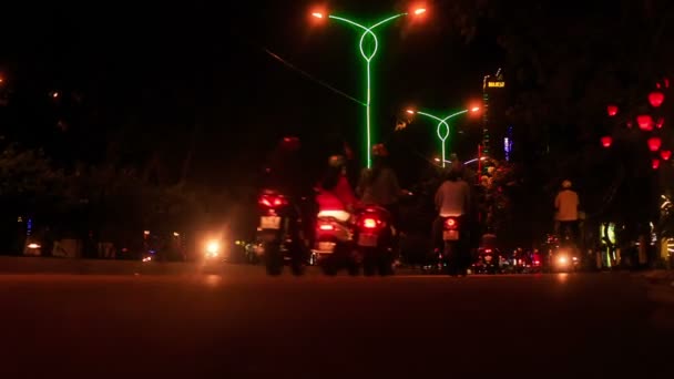 Natt trafikerar i Vietnam resort — Stockvideo