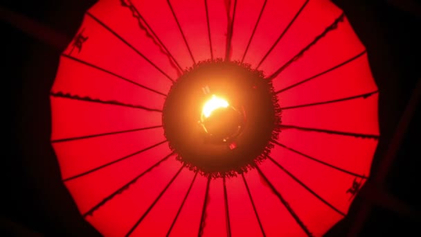 Viento tiembla linterna china roja — Vídeos de Stock