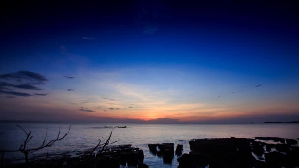 Закат в небе над лазурным морем — стоковое видео