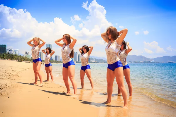 Cheerleaders in wit blauw uniform — Stockfoto