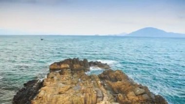 Dalgalar deniz ve yüzen tekne