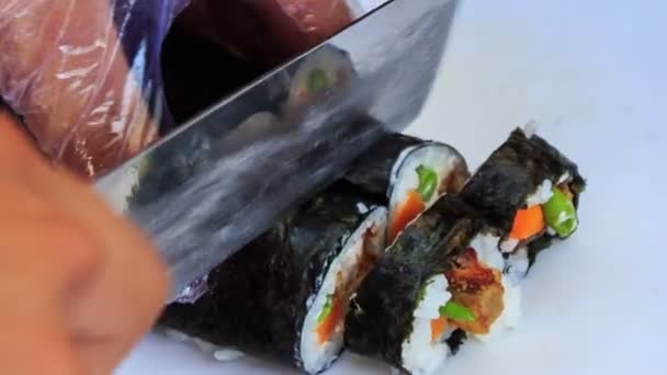 Mains humaines cuisson rouleaux de sushi — Video