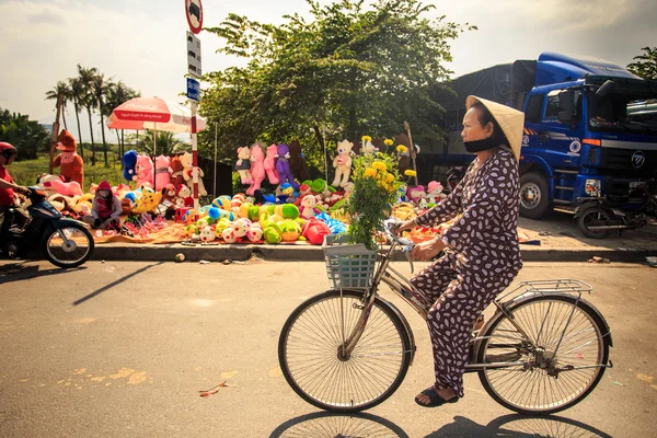 Vietnamienne femme dans chapeau conduit vélo — Photo