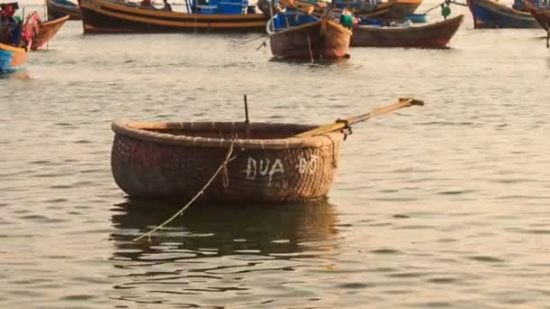 Barco de pesca vietnamita redondo vazio — Vídeo de Stock