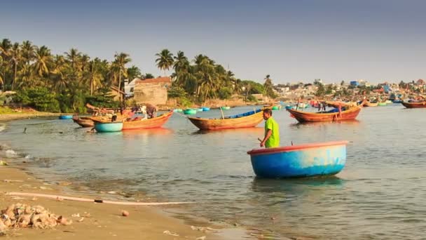 Bateau de pêche rond se déplace à la plage — Video
