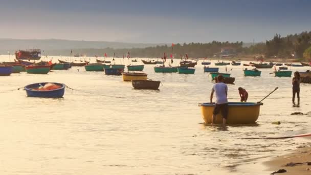 Homem desenha barco de pesca vietnamita — Vídeo de Stock