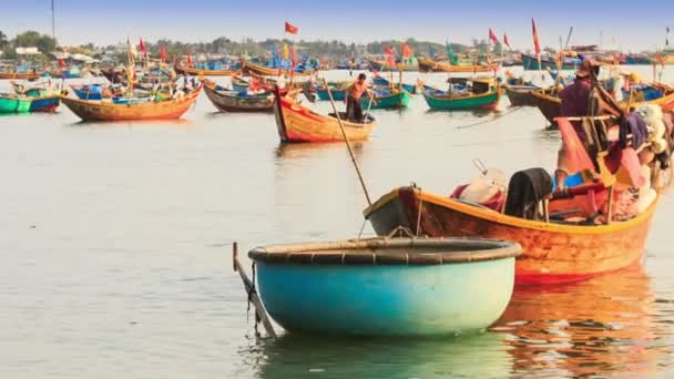 Hombre lanza cosa en barco de pesca — Vídeos de Stock