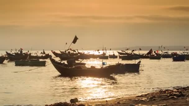 Siluetas de barcos de pesca en Sea Bay — Vídeo de stock