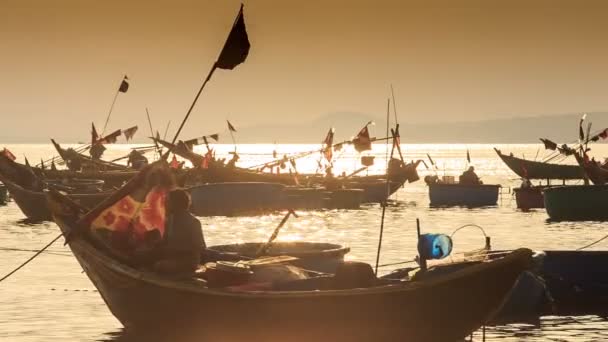 Siluetas de barcos de pesca en Sea Bay — Vídeos de Stock