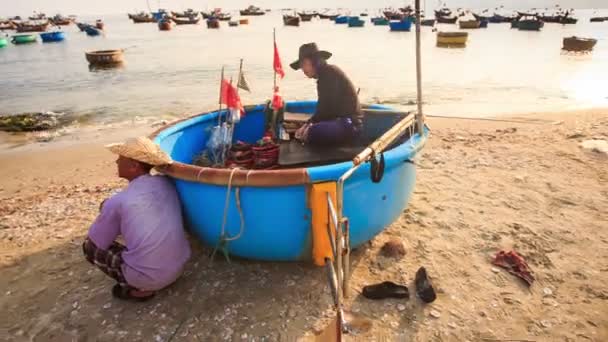 Mannen en ronde vissersboot — Stockvideo