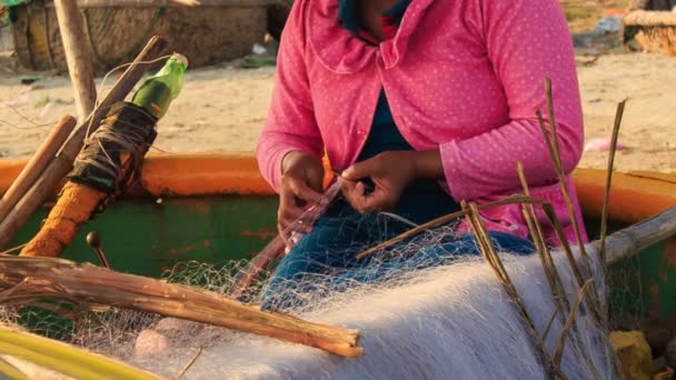 Femme raccommode filets de pêche sur la plage — Video