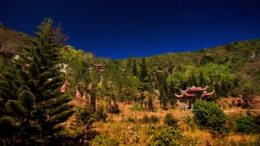 ağaçları arasında antik pagoda