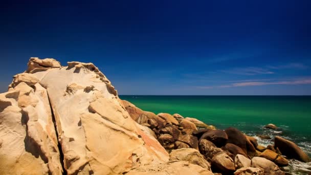 Spiaggia rocciosa lungo il mare azzurro — Video Stock