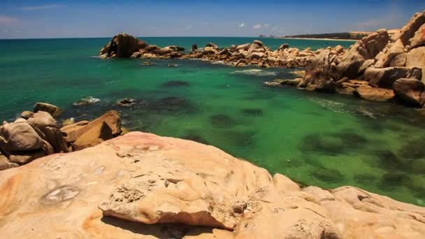 Praia pedregosa ao longo do mar azul — Vídeo de Stock