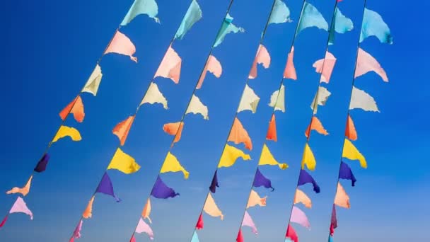 Guirnaldas de banderas coloridas — Vídeo de stock
