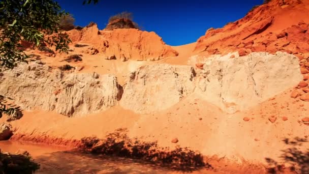 Banco de piedra roja — Vídeos de Stock