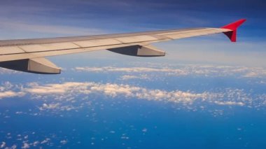 Uçak kanadı flep ile