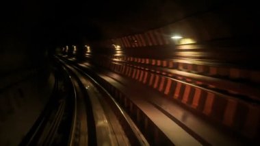 Elektrik ışık ile karanlık tünel 