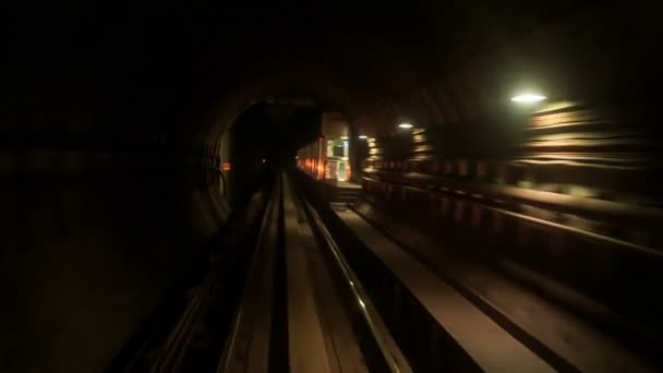 Dunkler Tunnel mit elektrischem Licht — Stockvideo