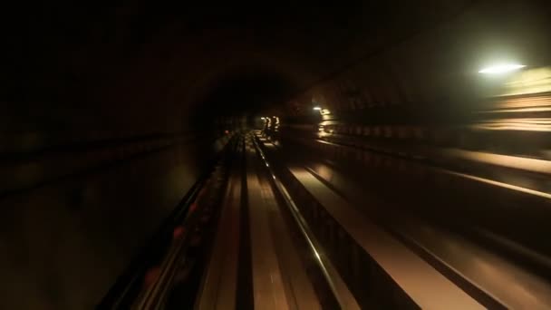 Dunkler Tunnel mit elektrischem Licht — Stockvideo