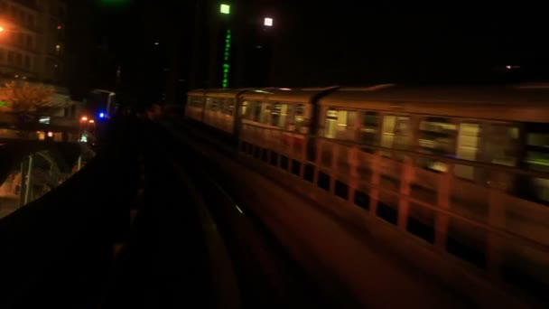 Ferrocarriles de metro más allá del tren opuesto — Vídeo de stock