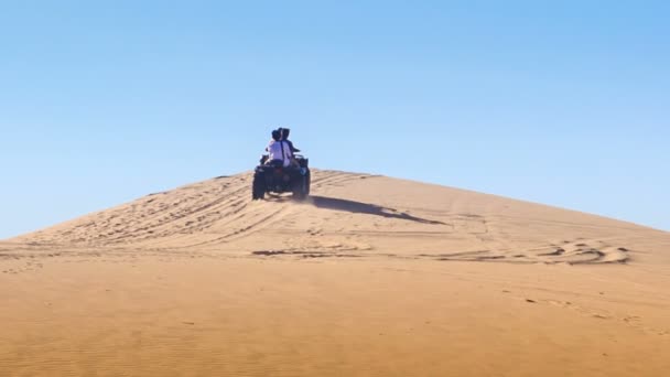 Turistas manejan quad — Vídeos de Stock