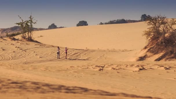 Turistas andando ao longo de dunas de areia — Vídeo de Stock