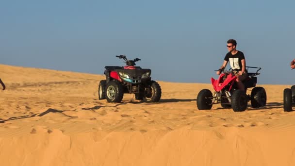 Turistas a bordo quads — Vídeos de Stock